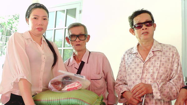 Gia đình bà Trần Kim Hoa - Lê Thị Hằng Nga trao quà cho người mù huyện Châu Đức. 