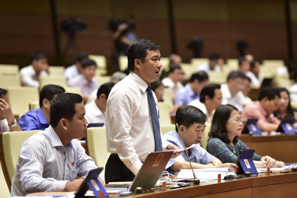 Đại biểu Dương Minh Tuấn (Bà Rịa-Vũng Tàu) phát biểu thảo luận về dự án Luật Giáo dục.