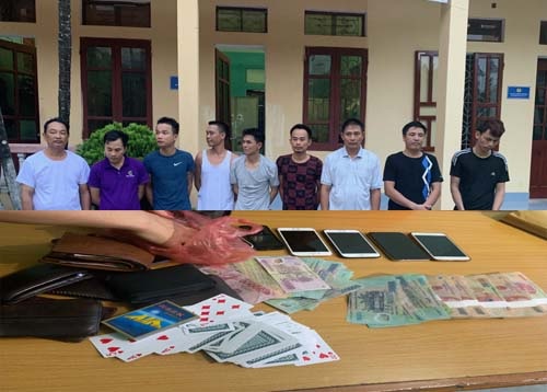 Các con bạc cùng các tang vật thu.