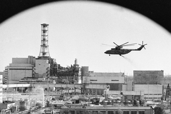 Trực thăng rải chất khử độc trên các tòa nhà của Nhà máy điện hạt nhân Chernobyl.