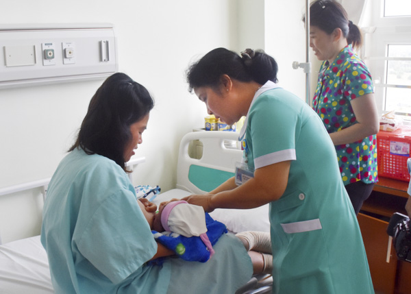 Điều dưỡng Lê Thị Khánh Quy hướng dẫn sản phụ chăm sóc trẻ tại Bệnh viện Bà Rịa.