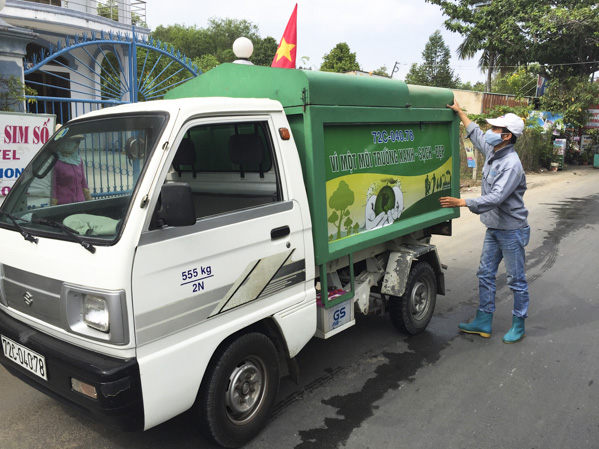 Xe thu gom rác chuyên dụng thu gom rác trên địa bàn xã Long Sơn.