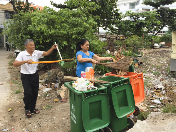 Người dân phường Thắng Tam gom rác vào các thùng rác tập trung để xe thu gom thuận tiện hoạt động.