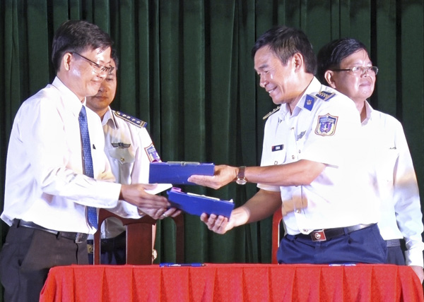 Phòng Chính trị - BTLVCSB 3 và Ban Dân vận Huyện ủy Côn Đảo ký kết quy chế phối hợp thực hiện mô hình “Cảnh sát biển đồng hành với ngư dân”.