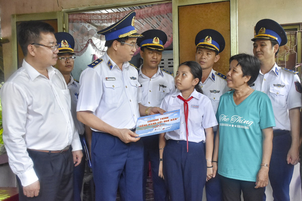  Đoàn công tác thăm, tặng quà cho em Nguyễn Ngọc Gia Tường (HS lớp 5A, Trường TH Cao Văn Ngọc). 