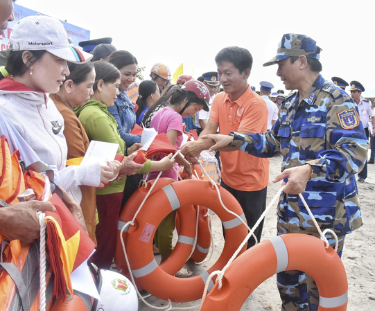 Đoàn công tác tặng áo phao cho ngư dân  huyện Côn Đảo.