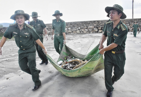 Đoàn công tác dọn vệ sinh khu vực bãi biển  huyện Côn Đảo.