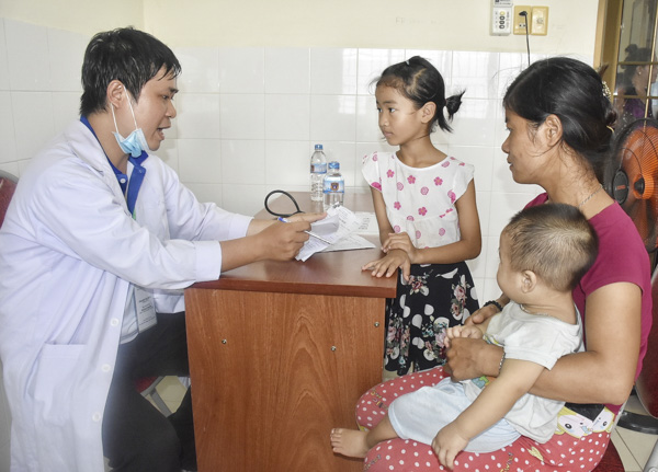 Bác sĩ trong Đoàn công tác khám bệnh  cho người dân huyện Côn Đảo