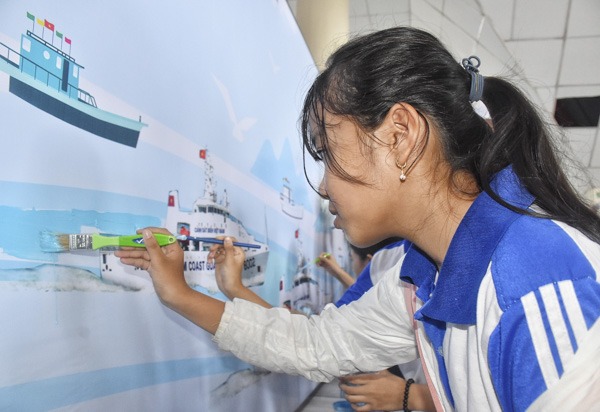 Các em HS huyện Côn Đảo tham gia cuộc thi vẽ tranh với chủ đề “Em yêu biển, đảo quê hương”.