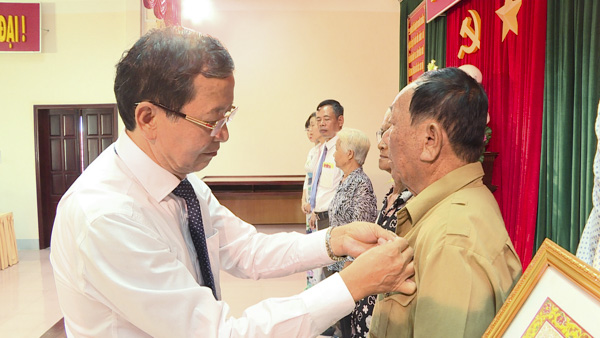 Đồng chí Lương Trí Tiên, Trưởng Ban Nội chính Tỉnh ủy trao Huy hiệu Đảng cho đảng viên. Ảnh: TUẤN VŨ