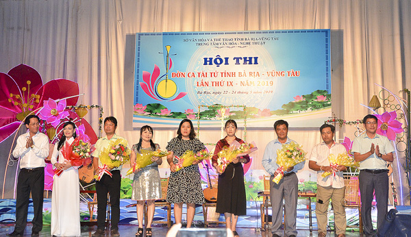 Ban Tổ chức tặng hoa đại diện các đội ĐCTT tham gia hội thi.