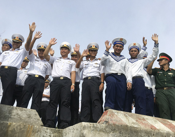 Các chiến sĩ đảo Sinh Tồn Đông ra tận cầu cảng chào tạm biệt Đoàn công tác.