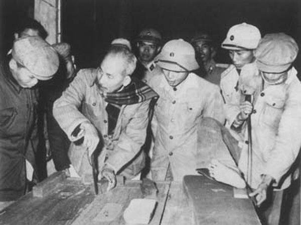 Chủ tịch Hồ Chí Minh thăm xưởng may 10 ngày 8-1-1959. Người góp ý về cách cắt may sao cho nhanh, tiết kiệm, bảo đảm chất lượng. Ảnh tư liệu