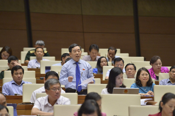 Đại biểu Nguyễn Văn Tuyết (Bà Rịa-Vũng Tàu) phát biểu tại kỳ họp. Ảnh: QUANG KHÁNH