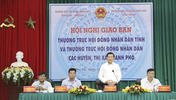 Đồng chí Nguyễn Hồng Lĩnh, Ủy viên Trung ương Đảng, Bí thư Tỉnh ủy, Chủ tịch HĐND tỉnh phát biểu tại hội nghị.