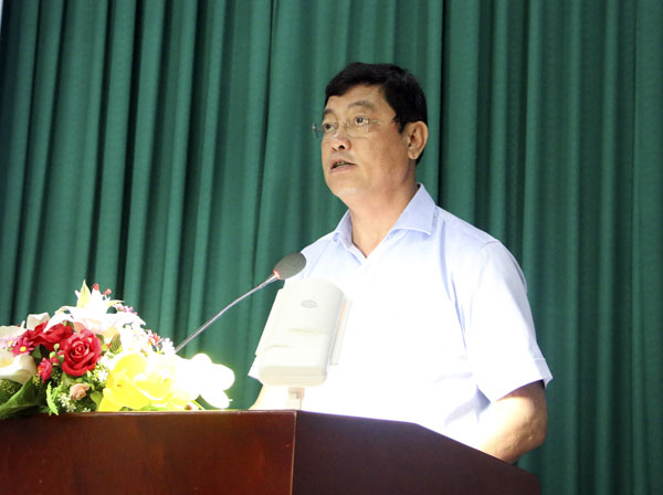 Đồng chí Trần Đình Khoa, Ủy viên Ban Thường vụ Tỉnh ủy, Phó Chủ tịch HĐND tỉnh trình bày báo cáo kết quả hoạt động của HĐND tỉnh và HĐND huyện, thị xã, thành phố 5 tháng đầu năm 2019. 