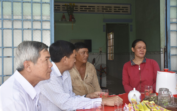 Chị Đỗ Thị Tuyền (bìa phải) nghẹn ngào kể về người con trai xấu số Đặng Văn Lộc.