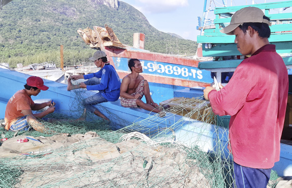 Ngư dân tàu cá BR-VT làm lưới chuẩn bị cho chuyến đánh bắt trên biển tại cảng Bến Đầm, huyện Côn Đảo (ảnh minh họa).