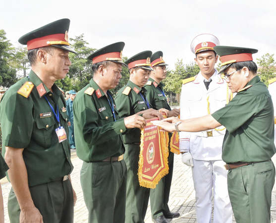 Đại tá Nguyễn Tâm Hùng, Chỉ huy phó kiêm Tham mưu trưởng Bộ CHQS tỉnh tặng cờ lưu niệm cho đại diện các đơn vị dự hội thao.