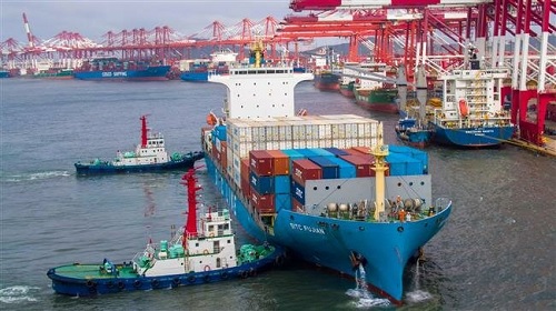 Tàu chở hàng tại cảng Thanh Đảo, tỉnh Sơn Đông, Trung Quốc, ngày 17/5/2019. (Ảnh: AFP)