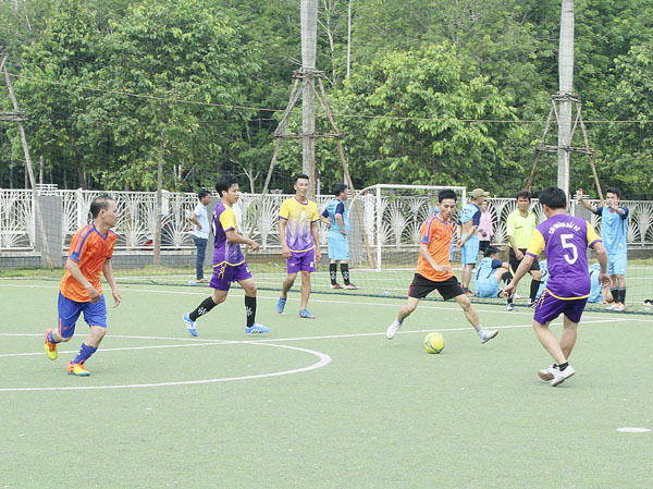 Trận đá bóng giữa Chi nhánh Văn phòng đăng ký đất đai huyện Đất Đỏ và Chi nhánh Văn phòng đăng ký đất đai TP.Vũng Tàu.