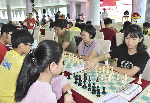 VĐV Nghiêm Thảo Tâm (bìa phải, đoàn BR-VT) từng giành 1 HCV cờ tiêu chuẩn tại Giải Vô địch Cờ vua trẻ châu Á năm 2019 trong tháng 4 vừa qua thi đấu tại giải.