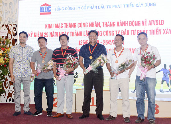 Đại diện DIC Corp trao giải cho các vận động viên đạt giải ở nội dung tennis.