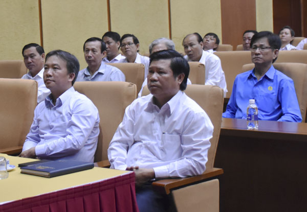 Đồng chí Nguyễn Văn Xinh, Ủy viên Ban Thường vụ, Trưởng Ban Tuyên giáo Tỉnh ủy (hàng đầu, bên phải) tham dự hội nghị.
