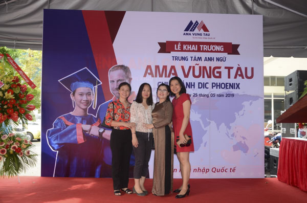 Bà Lê Thị Hoài Xuân, Giám đốc điều hành Trung tâm Anh ngữ AMA Vũng Tàu (thứ 2, từ phải sang) chụp hình lưu niệm cùng bạn bè trong ngày khai trương Chi nhánh DIC Phoenix.