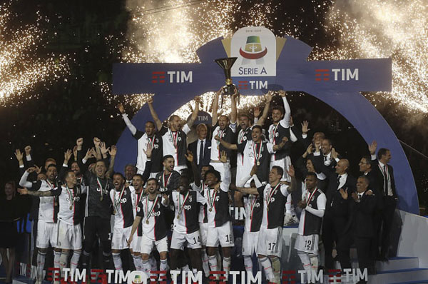 Juventus thống trị Serie A khi họ vô địch 8 mùa giải liên tiếp. 