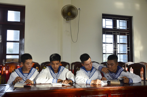 Các chiến sĩ trẻ đọc sách tại Phòng đọc Hồ Chí Minh (đảo Trường Sa Lớn).