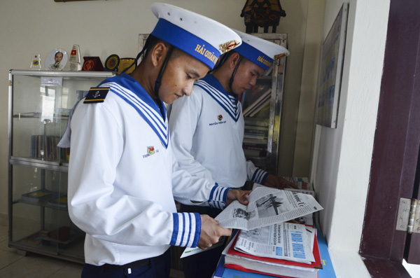 Chiến sĩ trẻ Duy Tư (trái) và Trần Quý (đảo Tiên Nữ) thích thú khi được tặng Báo Bà Rịa-Vũng Tàu.