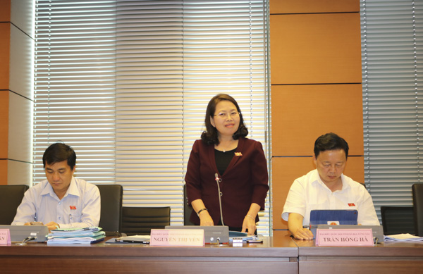 Đại biểu Nguyễn Thị Yến (BR-VT) phát biểu tại buổi thảo luận ở tổ việc gia nhập Công ước số 98 và Dự án Bộ luật Lao động (sửa đổi). Ảnh: HUỲNH KHÁNG