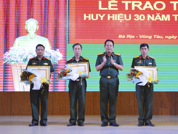 Đồng chí Thái Văn Điền, Chính ủy Bộ CHQS tỉnh, Phó Bí thư Đảng ủy Quân sự tỉnh trao Huy hiệu Đảng cho các đảng viên.