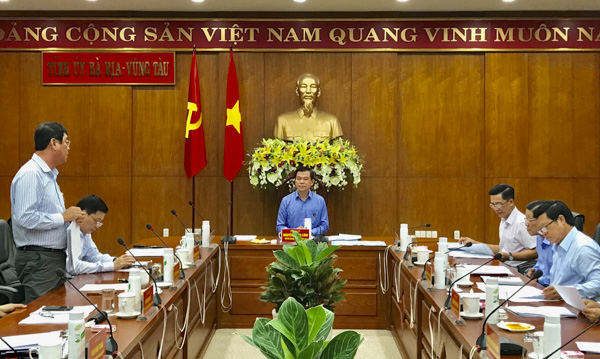 Đồng chí Nguyễn Hồng Lĩnh, Ủy viên Trung ương Đảng, Bí thư Tỉnh ủy, Chủ tịch HĐND tỉnh chủ trì cuộc họp.