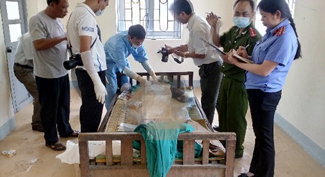 Cơ quan tố tụng đang tổ chức pháp y tử thi một vụ án.