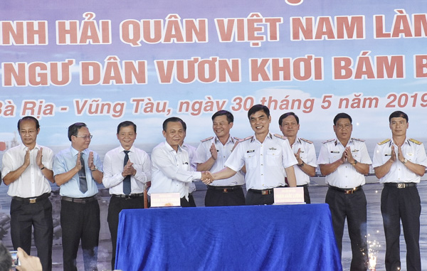 Đại diện Bộ Tư lệnh Vùng 2 Hải quân và Sở NN-PTNT ký kết công tác phối hợp triển khai thực hiện Chương trình “Hải quân Việt Nam làm điểm tựa cho ngư dân vươn khơi, bám biển” giai đoạn 2019 - 2020.