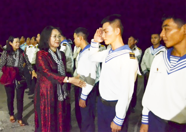 Đồng chí Nguyễn Thị Yến, Phó Bí thư Thường trực Tỉnh ủy, Trưởng Đoàn đại biểu Quốc hội tỉnh, Phó Đoàn công tác số 10 bắt tay tạm biệt các chiến sĩ trên đảo Trường Sa Lớn.