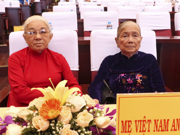 Các Mẹ VNAH Trần Thị Lưỡng (xã Long Phước) và Mẹ Võ Thị Huê (xã Hòa Long) dự lễ công bố.