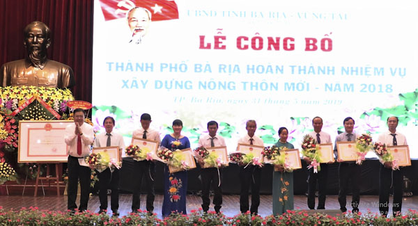 Đồng chí Nguyễn Văn Trình, Chủ tịch UBND tỉnh khen thưởng cho 9 tập thể đạt thành tích xuất sắc trong phong trào xây dựng nông thôn mới, giai đoạn 2011-2018.