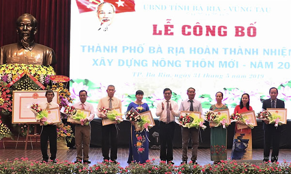 : Đồng chí Lê Tuấn Quốc, Phó Chủ tịch UBND tỉnh khen thưởng cho 8 cá nhân đạt thành tích xuất sắc trong phong trào xây dựng nông thôn mới, giai đoạn 2011-2018.