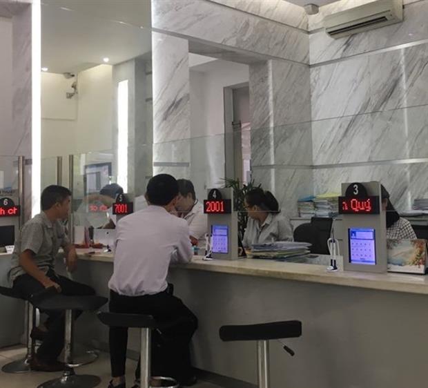 Người dân có thể đánh giá cán bộ công chức vào bảng điện tử được gắn phía trước