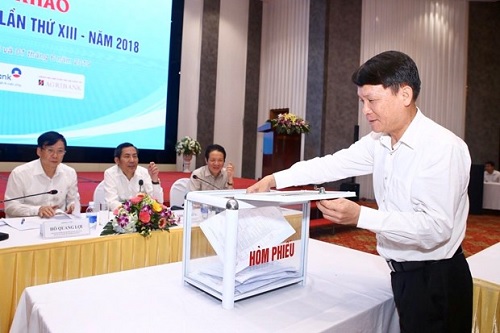 Thành viên giám khảo bỏ phiếu chấm chung khảo Giải Báo chí quốc gia lần thứ XIII - năm 2018. (Ảnh: Minh Quyết/TTXVN)