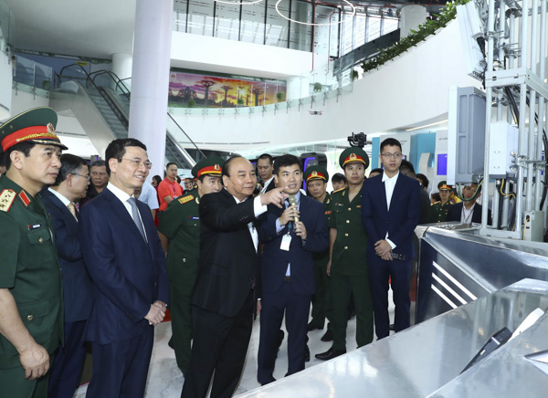 Thủ tướng Nguyễn Xuân Phúc và các đại biểu xem các gian hàng trưng bày công nghệ của Tập đoàn. Ảnh: THỐNG NHẤT 