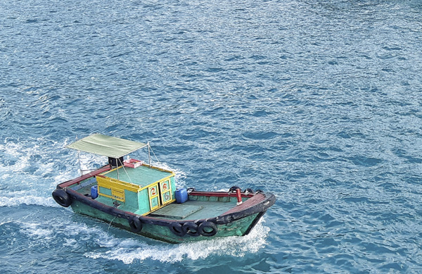 Một phương tiện thủy nội địa công suất nhỏ chưa đăng ký do người dân tự đóng và đưa vào hoạt động tại khu vực cảng Bến Đầm, huyện Côn Đảo.