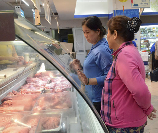 Người dân chọn mua thịt heo  tại Siêu thị Co.op Mart Vũng Tàu.   Ảnh: VÂN ANH