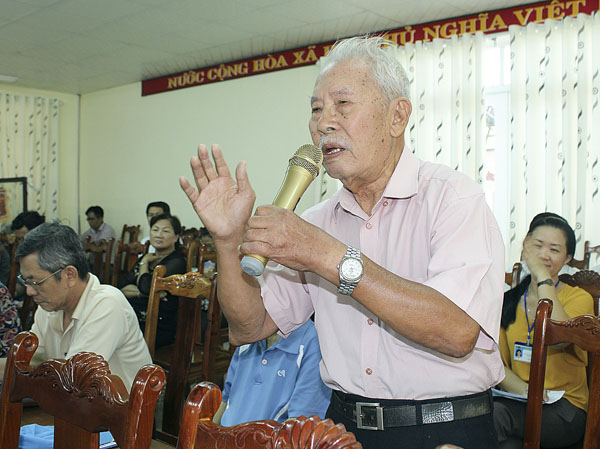 Cử tri Nguyễn Văn Hải (phường 1, TP.Vũng Tàu) phát biểu ý kiến về việc phòng, chống bệnh thành tích trong giáo dục. Ảnh: MINH NHÂN.