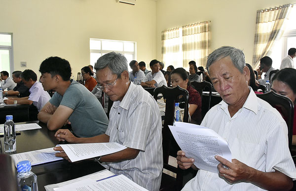 Các cử tri xã Phước Thuận (huyện Xuyên Mộc) tham dự buổi TXCT. Ảnh: THÀNH HUY.