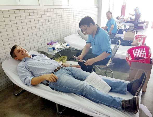 Chuyên gia nước ngoài của Công ty TNHH Kinh doanh nông sản Việt Nam tham gia hiến máu tình nguyện.