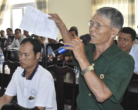 Cử tri Nguyễn Tiếp Viện (xã Phước Thuận, huyện Xuyên Mộc) kiến nghị về việc cấp giấy chứng nhận quyền sử dụng đất tại khu vực mình đang sinh sống. Ảnh: THÀNH HUY
